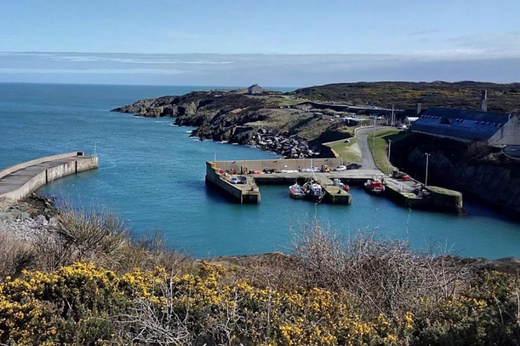 Coastal Bungalow, Sleeps 5 And Ideal For Walkers Amlwch Exterior photo