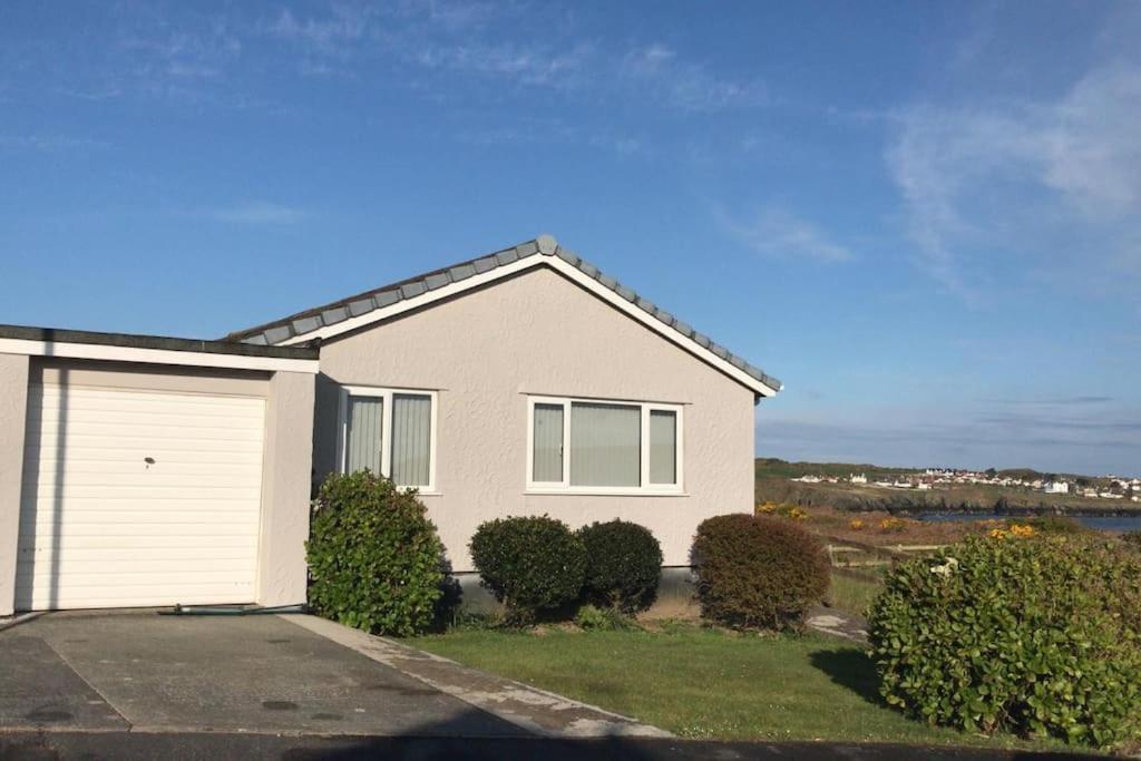 Coastal Bungalow, Sleeps 5 And Ideal For Walkers Amlwch Exterior photo